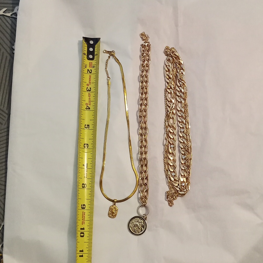 3 COSTUME JEWELRY GOLD TONE NECKLACES - Picture 4 of 5